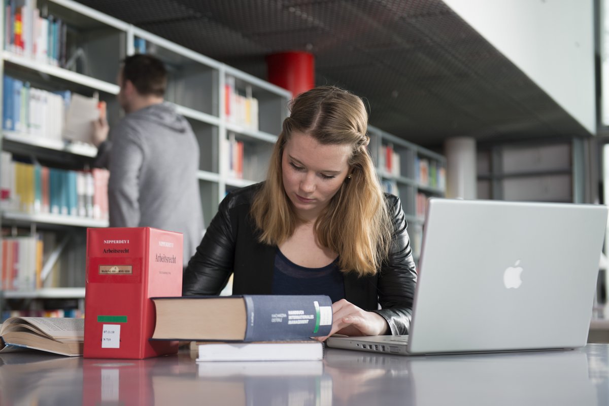 [Translate to Englisch:] Lernen und Studieren in der Bibliothek