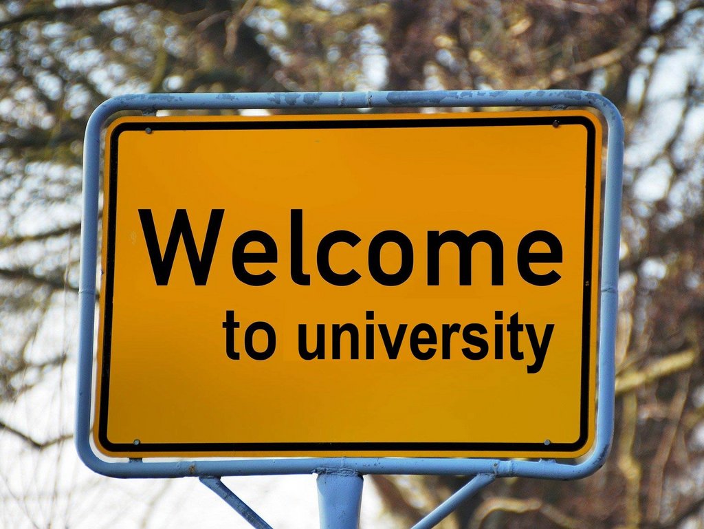 ein Straßenschild, welches den Besucher begrüßt