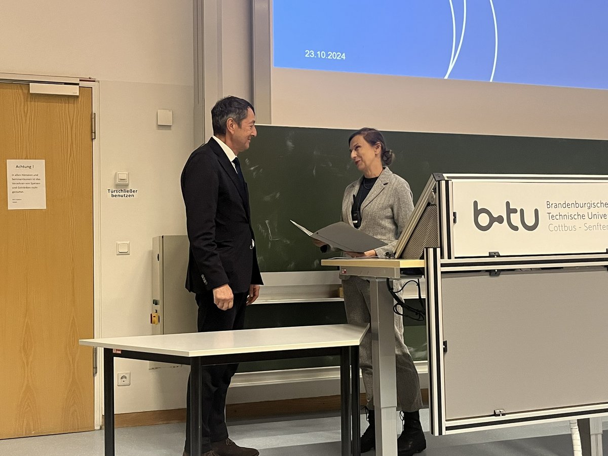 Urkundenübergabe Für Honorarprofessor durch Präsidentin