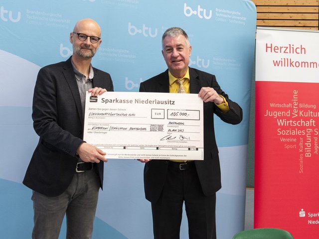 BTU Cottbus-Senftenberg's Vice President for Studies and Teaching, Prof. Dr. Peer Schmidt (l.), and the Chairman of the Board of Sparkasse Niederlausitz, Lothar Piotrowski, with symbolic check. Photo BTU, Ralf Schuster