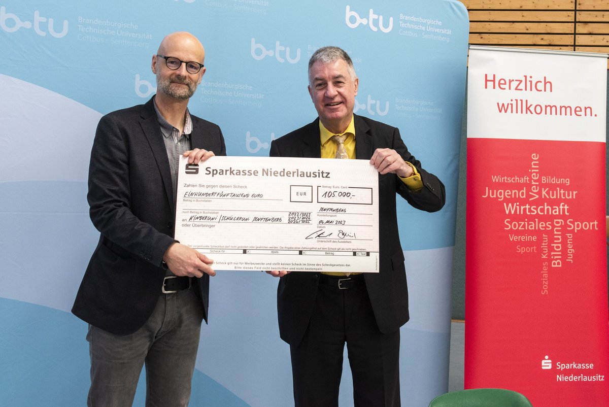 Der Vizepräsident der BTU Cottbus-Senftenberg für Studium und Lehre, Prof. Dr. Peer Schmidt (l.), und der Vorsitzende des Vorstandes der Sparkasse Niederlausitz, Lothar Piotrowski, mit symbolischem Scheck. Foto BTU, Ralf Schuster