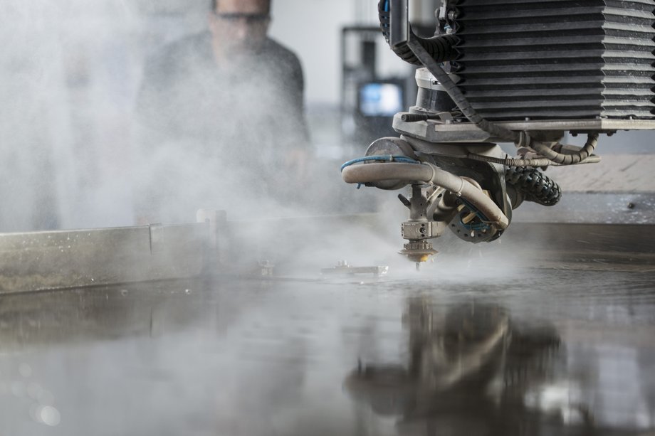 Wasserschneidmaschine im Einsatz