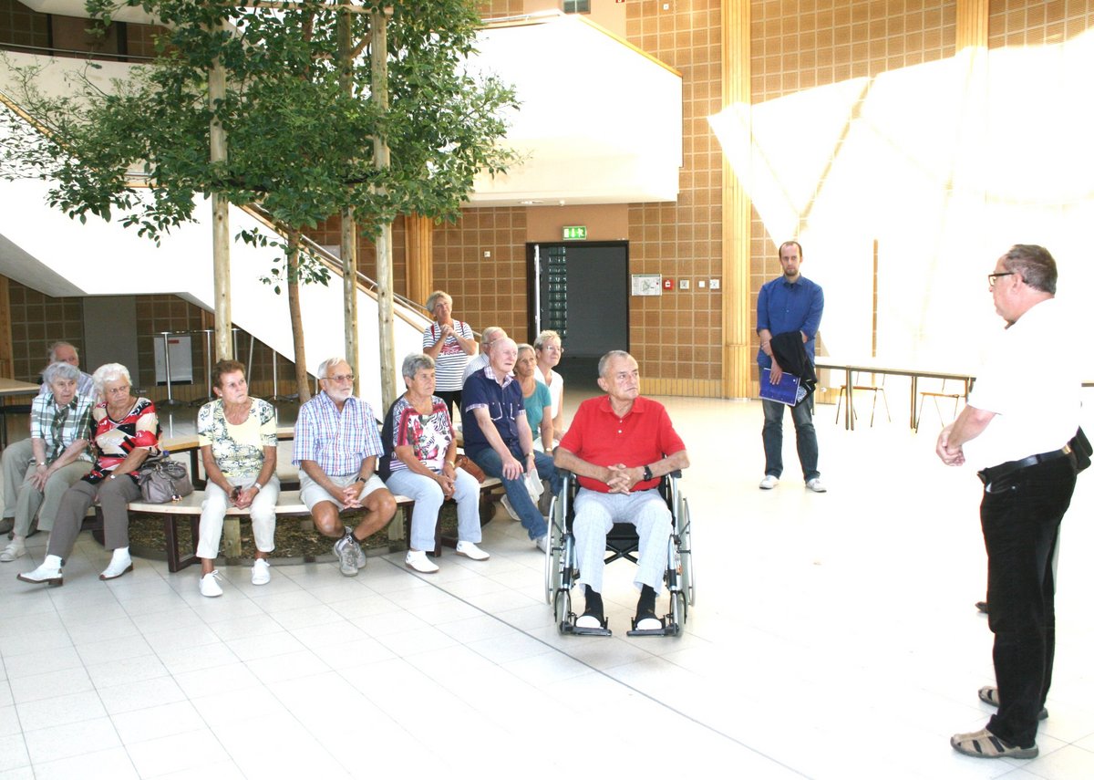 Ehemalige Studierende im Foyer des Konrad-Zuse-Medienzentrums.