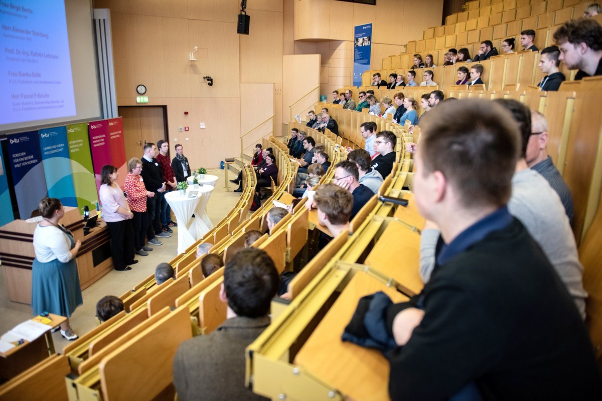 Blick in den großen Hörsaal des Konrad-Zuse-Medienzentrums während der Podiumsdiskussion.