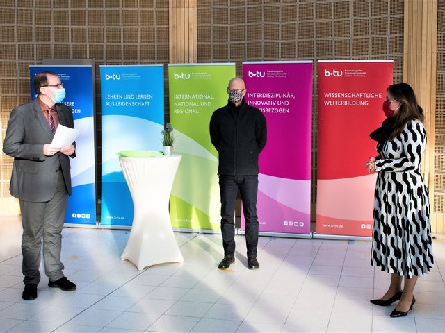 Auf dem Foto (von rechts): Ministerin Manja Schüle, Prof. Peer Schmidt, Prof. Michael Hübner