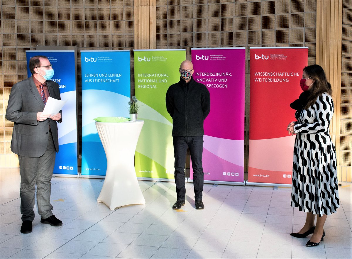 Auf dem Foto (von rechts): Ministerin Manja Schüle, Prof. Peer Schmidt, Prof. Michael Hübner