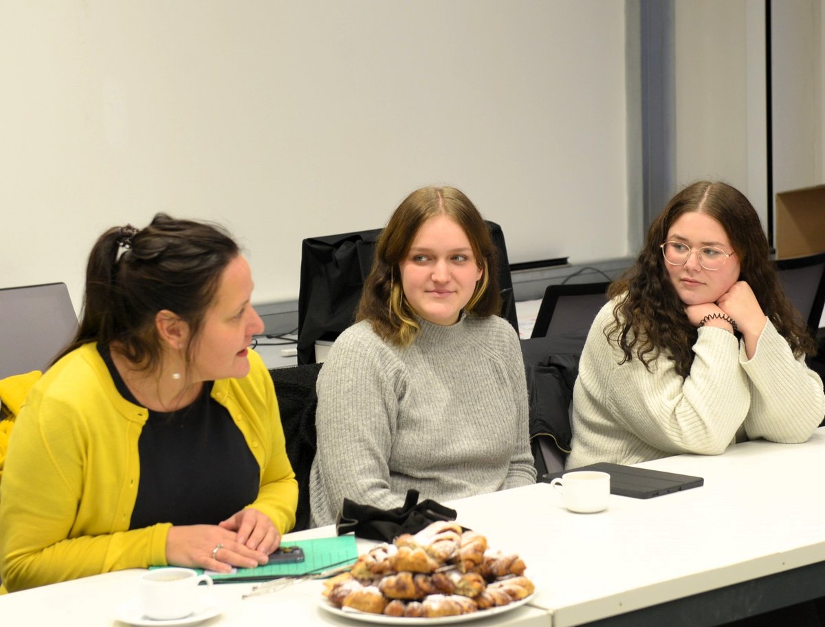 Wissenschaftsministerin Dr. Manja Schüle (li.) im Gespräch mit Studieren.