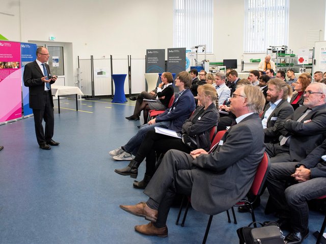 Wissenschaftler und Vertreter von Unternehmen sitzen im Oktober 2018 im Zentrum Effiziente Fabrik und fplgen im Rahnne des Kick-off-Meetings zum Projektstart einem Vortrag.  