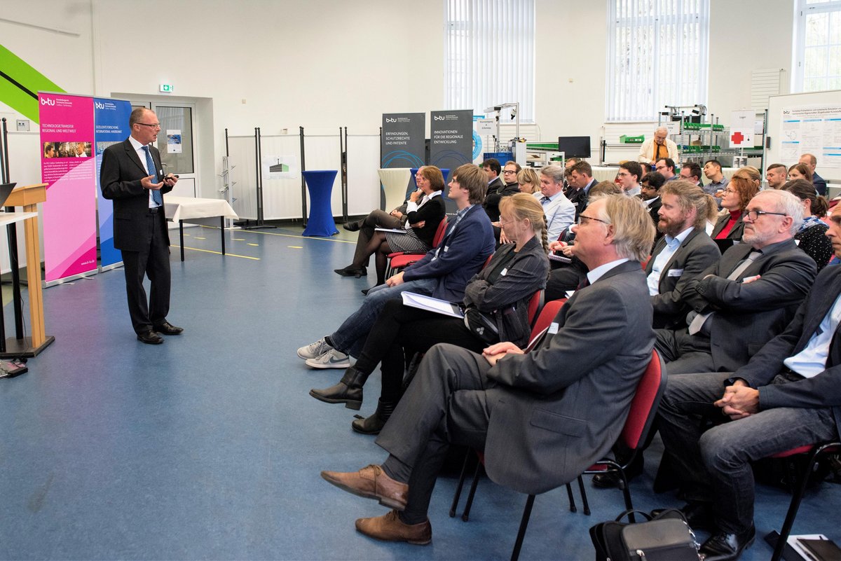 Wissenschaftler und Vertreter von Unternehmen sitzen im Oktober 2018 im Zentrum Effiziente Fabrik und fplgen im Rahnne des Kick-off-Meetings zum Projektstart einem Vortrag.  