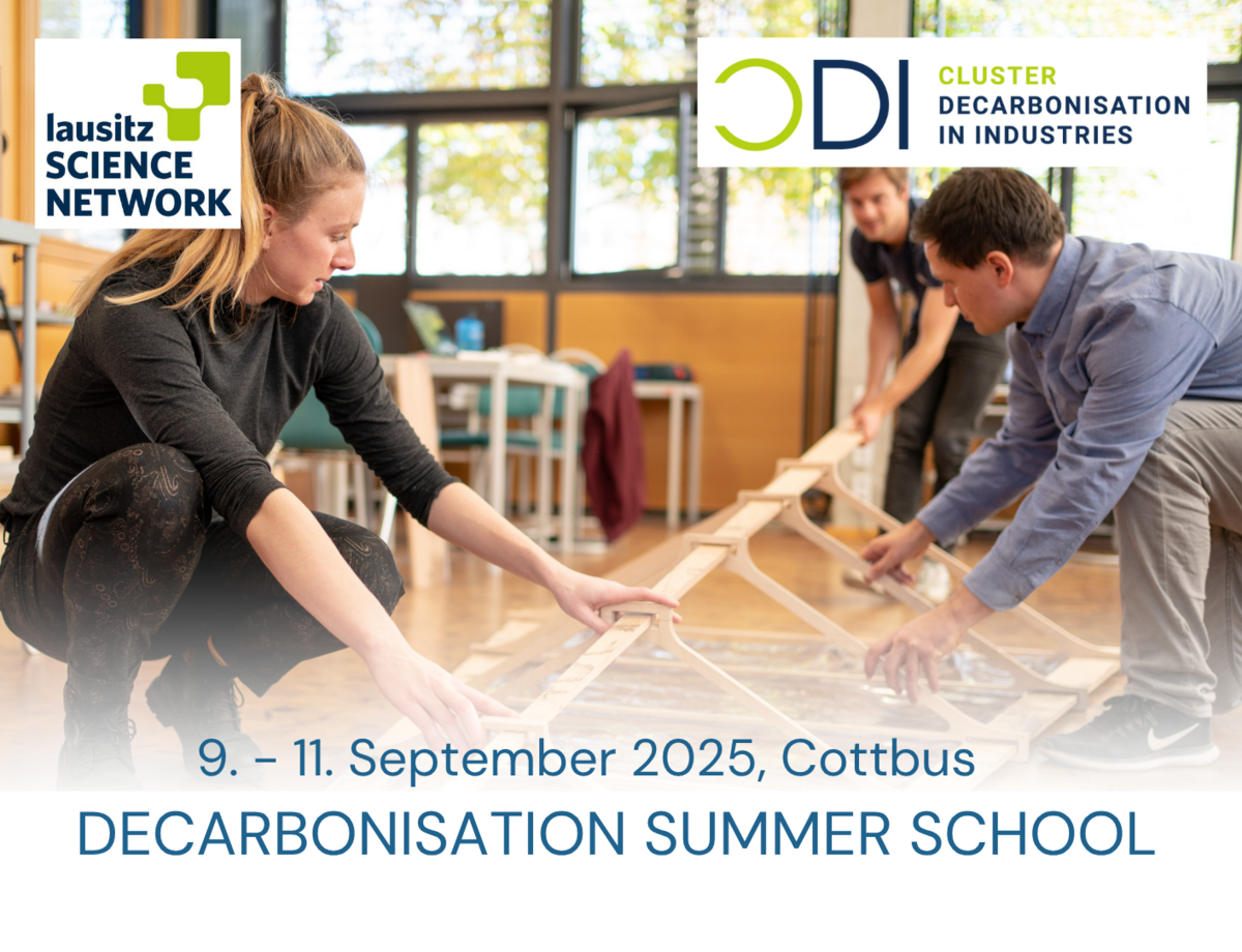 Foto von Studierenden, die gemeinsam an einem Projekt arbeiten. Logos der Veranstalter und Datum der Summer School.