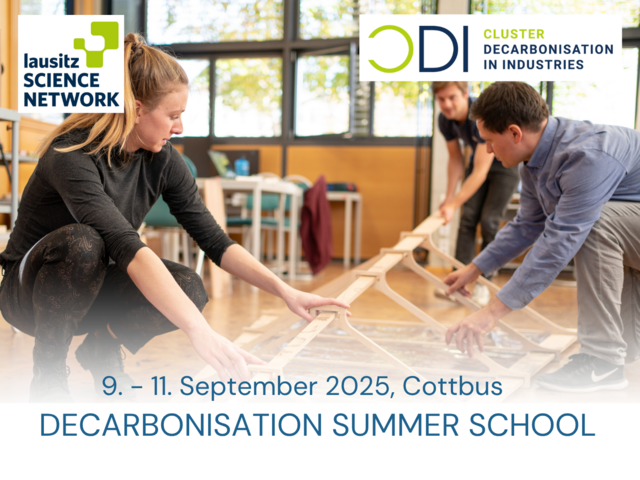 Foto von Studierenden, die gemeinsam an einem Projekt arbeiten. Logos der Veranstalter und Datum der Summer School.