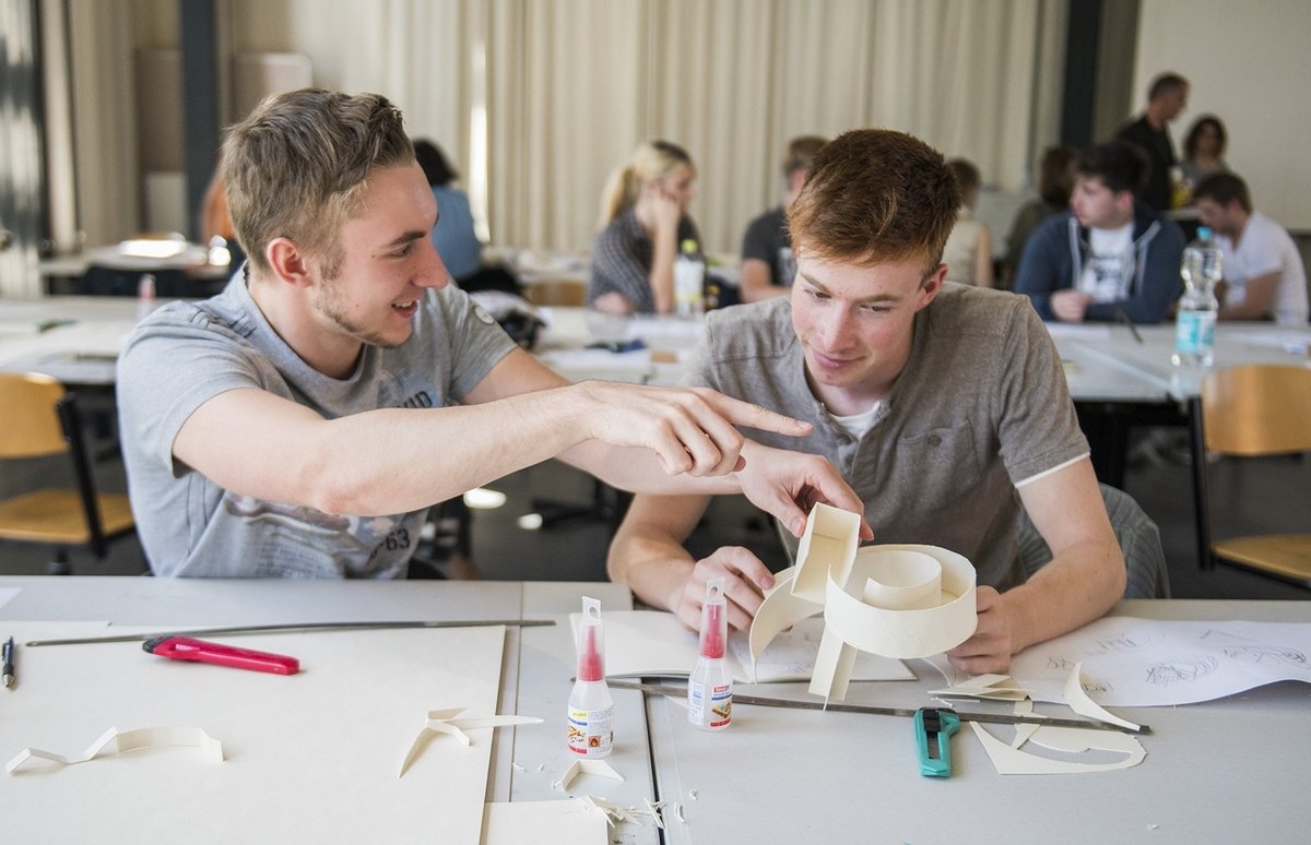 Teilnehmer eines College-Workshops Architektur an der BTU Cottbus–Senftenberg beim Entwerfen einer Aussichtsplattform