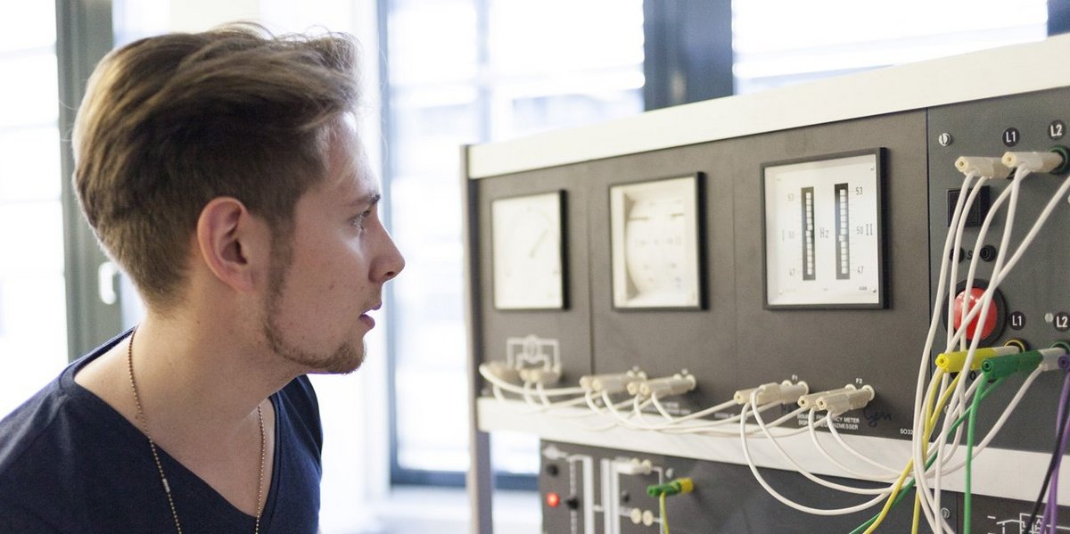 Student in the Bachelors program in electrical engineering monitors measuring instruments
