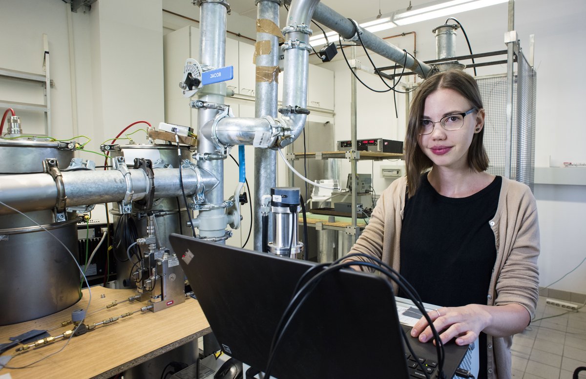 Masterstudentin Tatjana Kurz im Labor der Verfahrenstechnik am Laptop