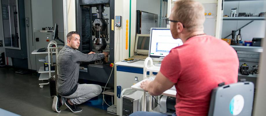 Studierende an der Zug-Druck Maschine im Labor der Werkstoffkunde
