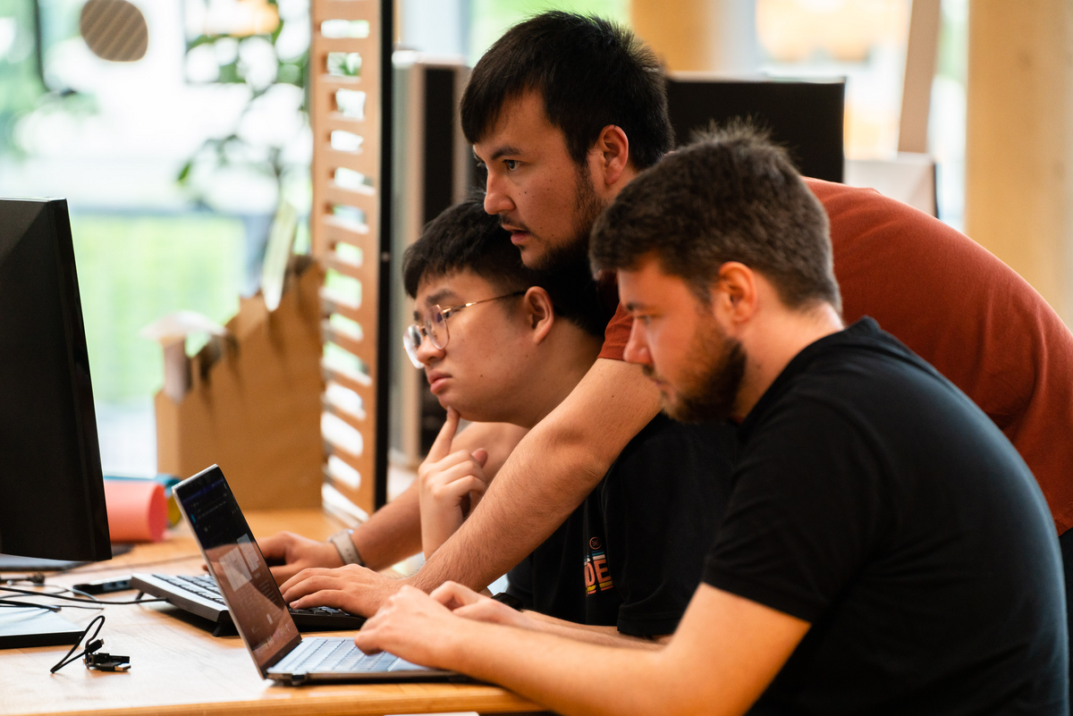 Studenten arbeiten zusammen an einem Computer