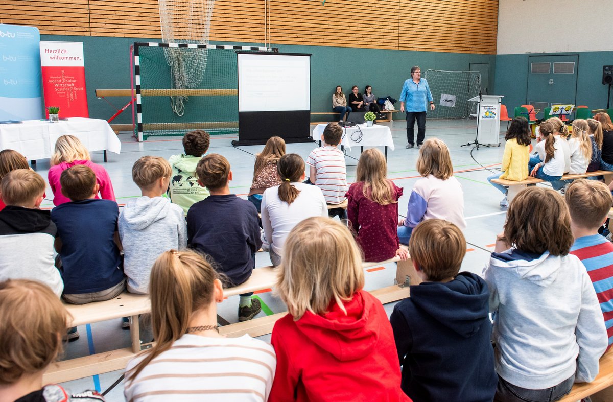 Schoolgirls at the children's university lecture. Photo: BTU, Ralf Schuster