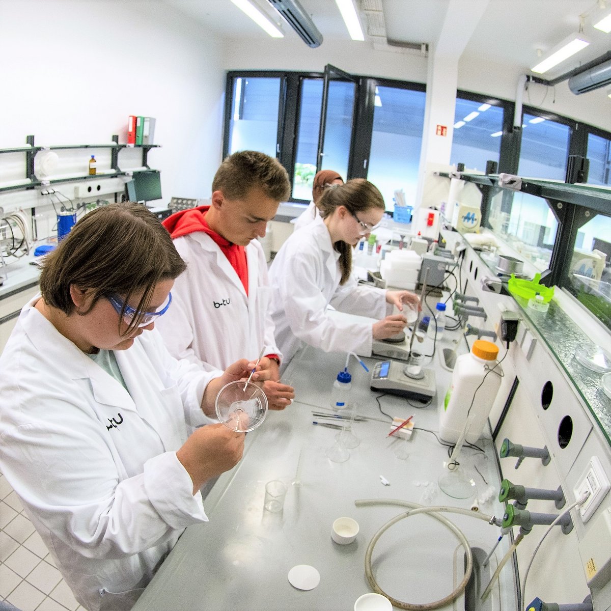 Participants in the Materials Chemistry Mint-EC Camp experiment in the lab.