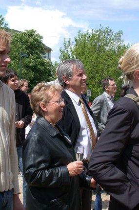 Gäste beim Richtfest, hier unter anderem Frau Warnatz, ehemalige Bibliotheksdirektorin der Universitätsbibliothek.