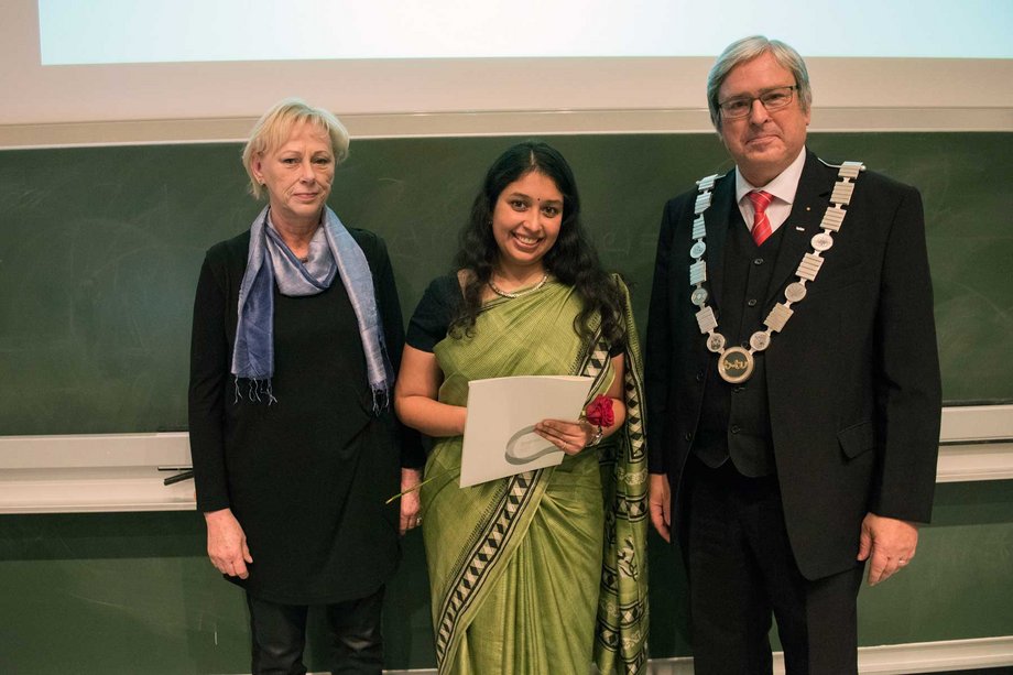 f.l.t.r.: President of the SI Club Anne Heym, Anisha Patel, President of BTU Cottbus-Senftenberg: Prof. Jörg Steinbach