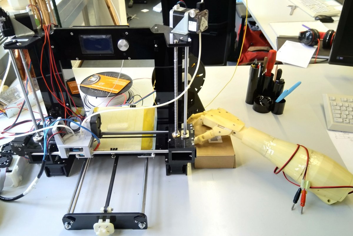 3D-Drucker, daneben eine Unterarmprothese, die im 3D-Druckverfahren hergestellt wurde. Foto: Laura Schmidt