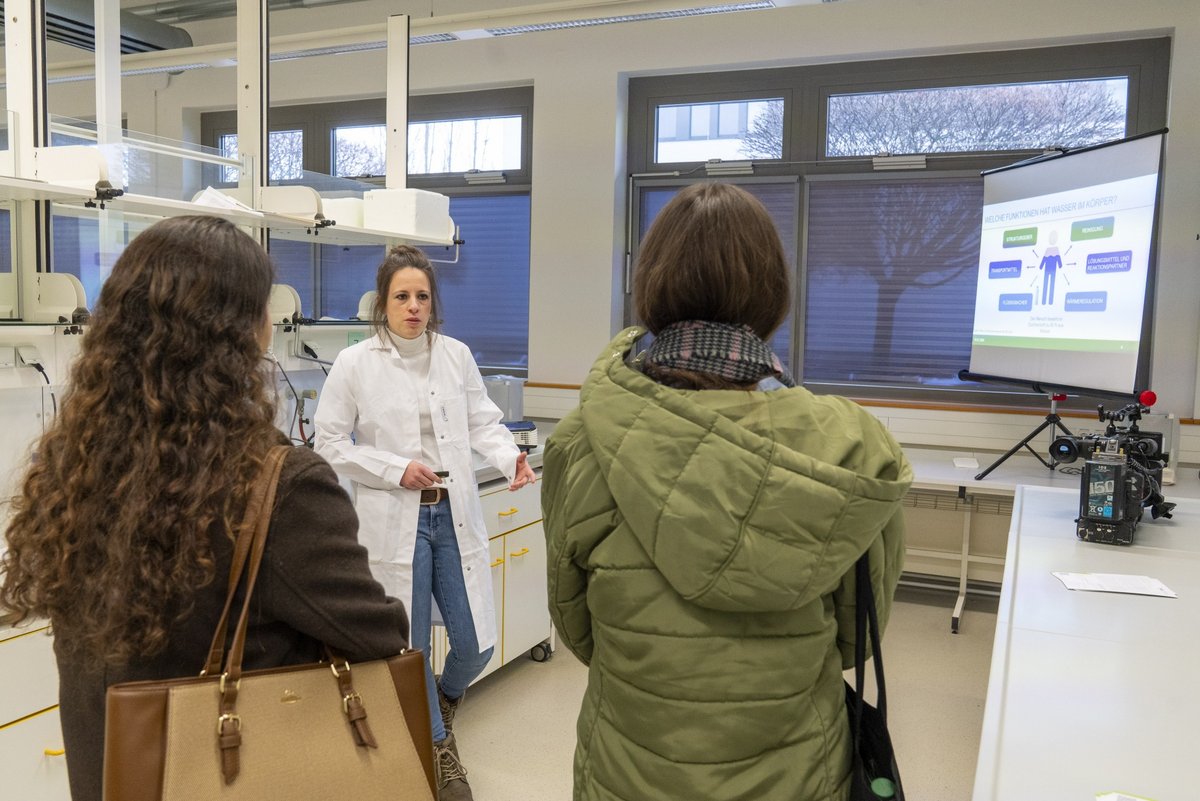 Studieniteressierte informieren sich in einem Labor der Biotechnologie.