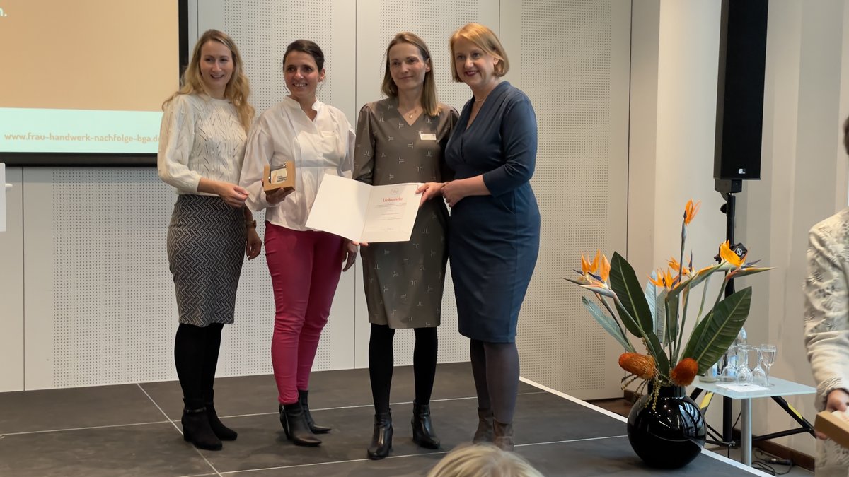 Group photo: Family Minister Lisa Paus (right) together with the award winners (from left to right): Anja Beck (HWK Cottbus), Stefanie Schiemenz (BTU) and Manja Bonin (HWK Cottbus)