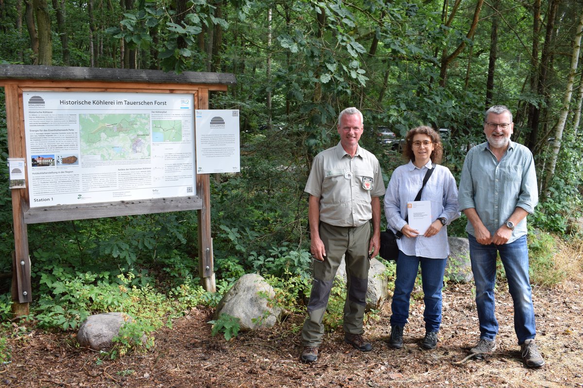 Alf Pommerenke (Waldschule Kleinsee), Dr. Alexandra Raab (BTU) und Dr. Markus Agthe (BLDAM) bei der Eröffnung des Köhlerpfads (Foto: T. Raab)