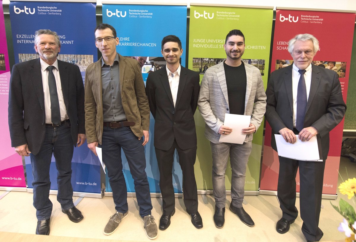 Studierende des Siegerteams im Wettbewerb um den Kommunikationspreis zum Projekt „autartec“ mit Professoren.