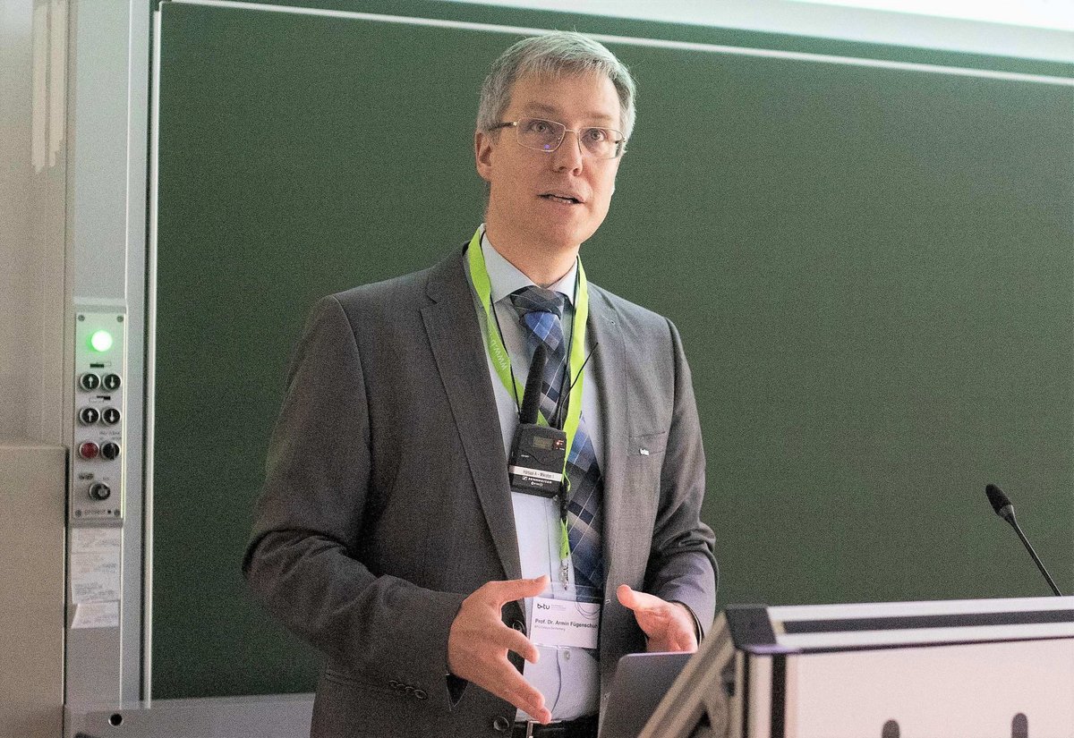 Prof. Armin Fügenschuh vom Institut für Mathematik der BTU bei einem Vortrag.
