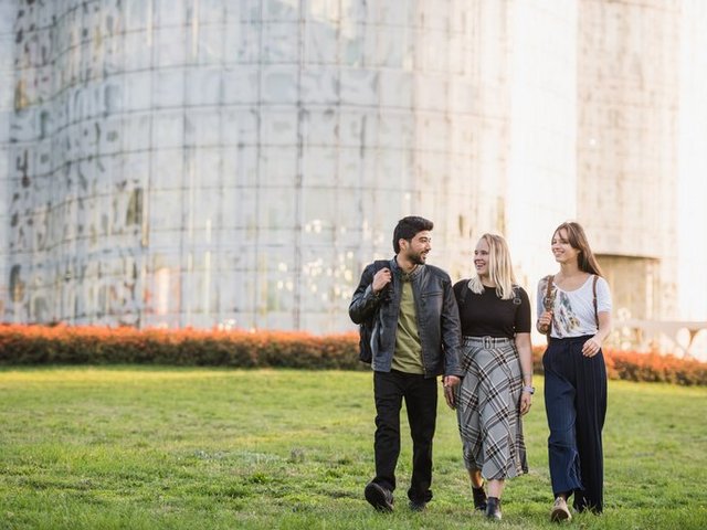 zwei Studentinnen und ein Student im Gespräch