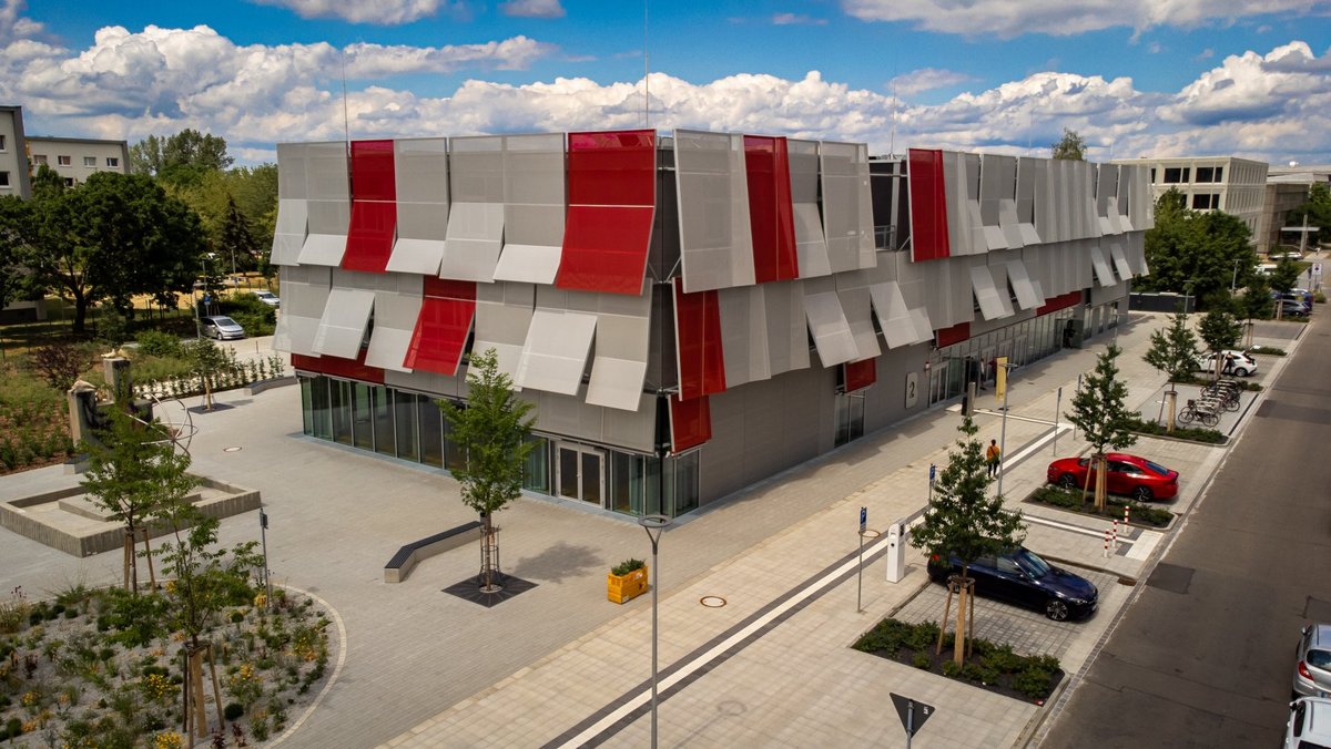 Offices and coworking spaces in STARTBLOCK B2, the start-up center at the central campus