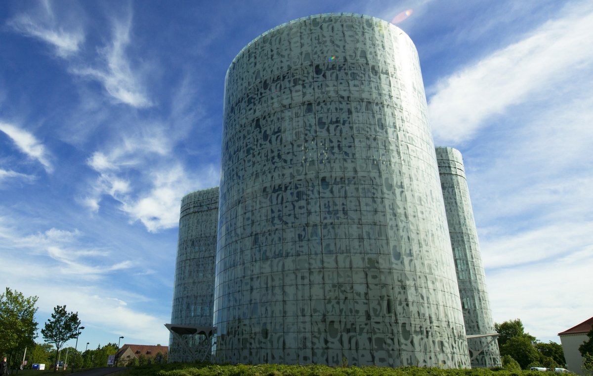 Blick auf das Informations-, Kommunikations- und Medienzentrum der BTU Cottbus–Senftenberg.