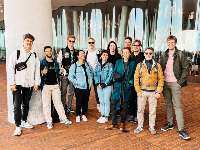 Die Bachelorstudierenden der Architektur während der Exkursion in Stade 
