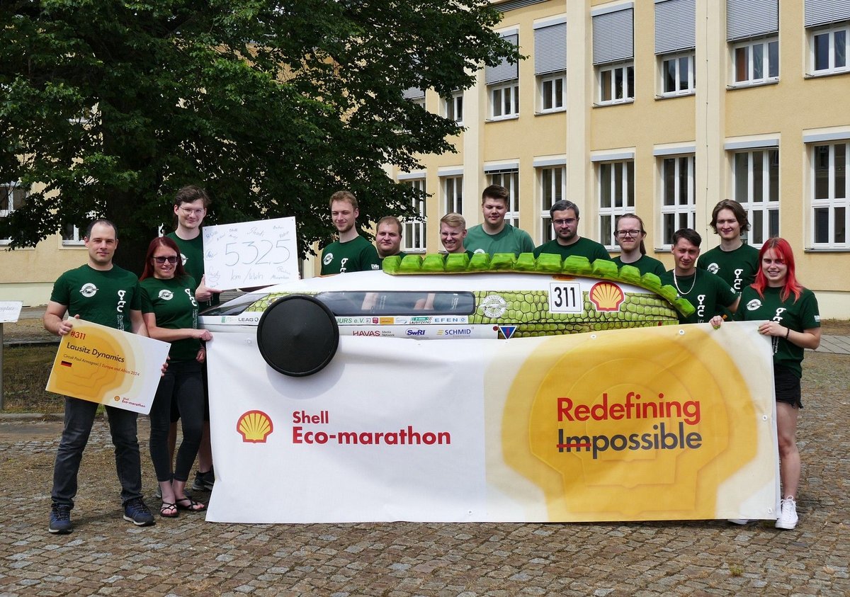 Das studentische Team Lausitz Dynamics mit seinem Fahrzeug nach seiner Rückkehr auf dem Senftenberger BTU-Campus. 