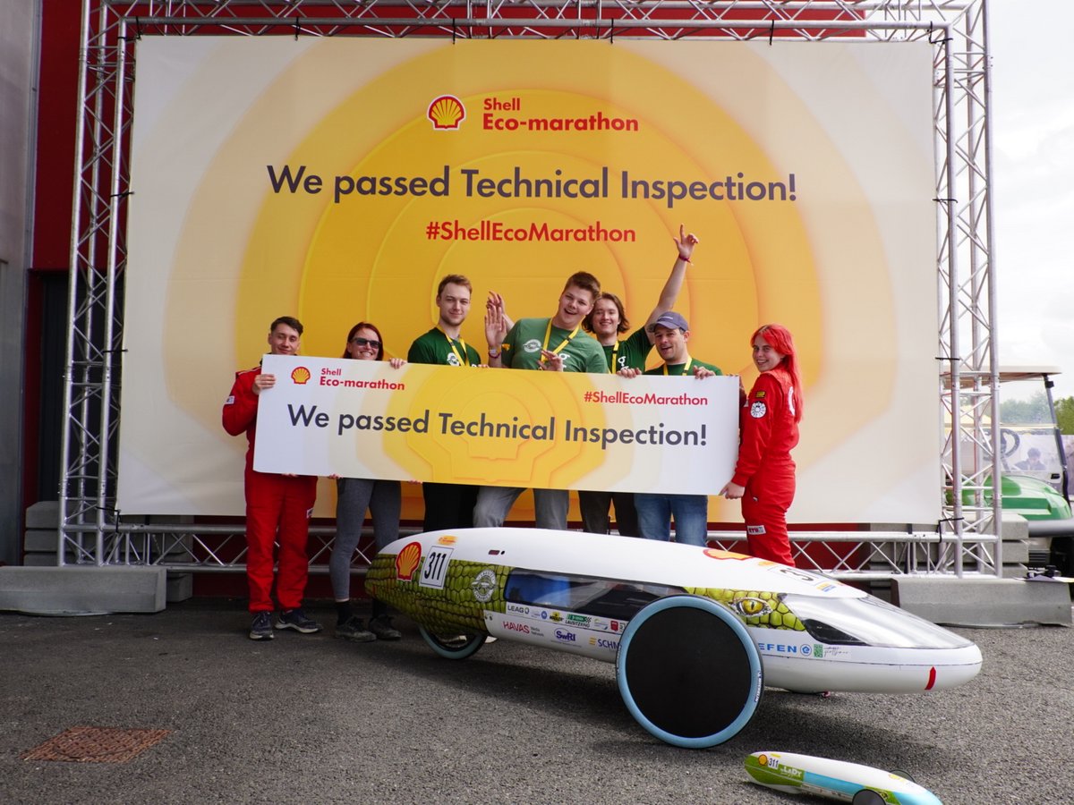 Das BTU-Team Lausitz Dynamics jubelt über die bestandene Technical Inspection beim Shell Eco-marathon.