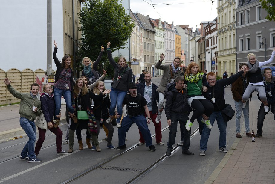Erstsemester posieren für ein Gruppenfoto auf der Cottbuser Friedrich-Ebert-Straße bei der Stadtralley der OTIWO-Infowoche