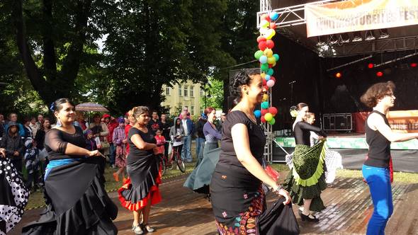 Auf dem Bild stehen Studierende bei dem Cottbus OPEN Festival