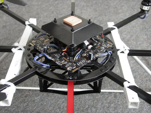 Steuer-"Tower" des Okto2 mit GPS-Haube Steuer-"Tower" des Okto2 mit GPS-Haube