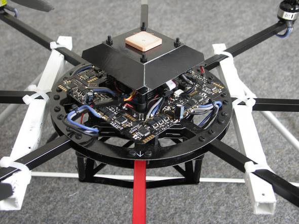 Steuer-"Tower" des Okto2 mit GPS-Haube Steuer-"Tower" des Okto2 mit GPS-Haube