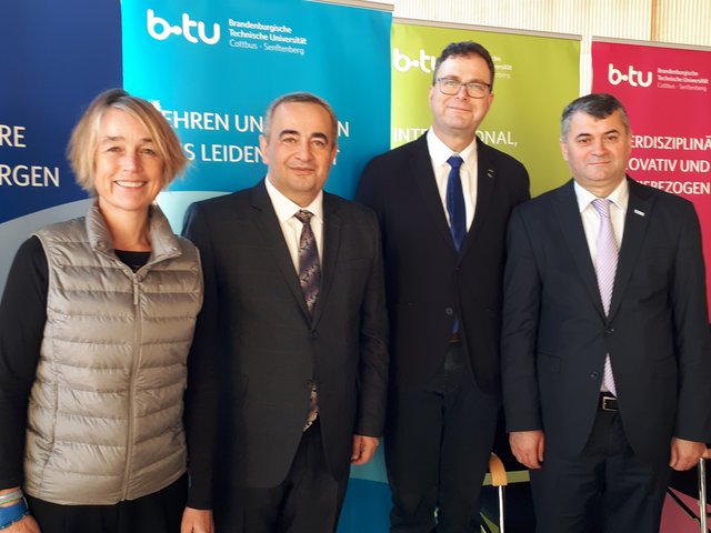 Auf dem Gruppenfoto (v.li.): die amtierende BTU-Präsidentin Prof. Dr. Christiane Hipp mit  Dr. A. Mamedov – Dekan der Fakultät für Maschinenbau und Robotertechnik der AzTU, Prof. Dr. Sylvio Simon – Studiengangsleiter des fachhochschulischen Studiengangs Maschinenbau der BTU, Dr. F. Amirov vom Lehrstuhl Spezialtechnologien und Ausrüstungen der AzTU.