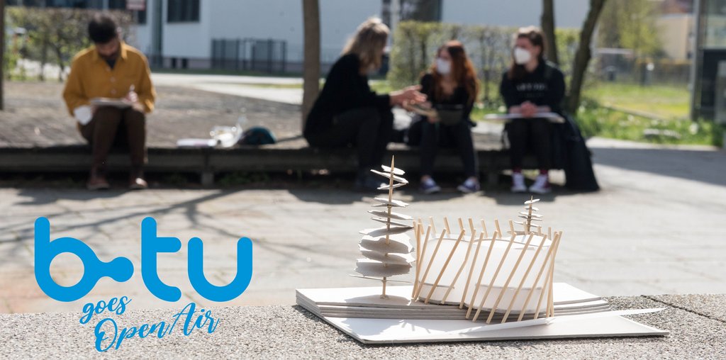 BTU goes Open Air - Lehrveranstaltungen unter freiem Himmel Studierende der Architektur während eines Outdoor-Seminars