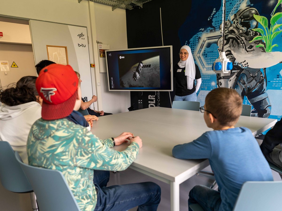 Teilnehmnede am Zukunftstag beobachten ein Experiment zur Schwerelosigkeit.