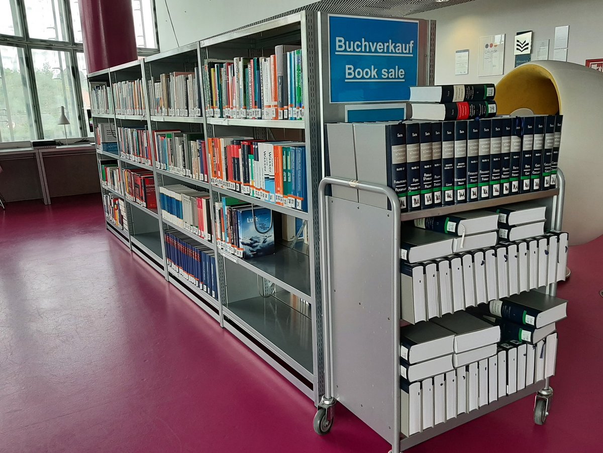 Buchverkaufsregal im Erdgeschoss