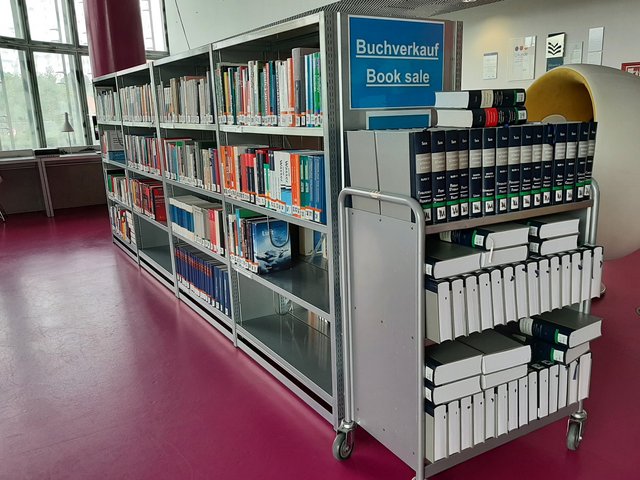 Buchverkaufsregal im Erdgeschoss