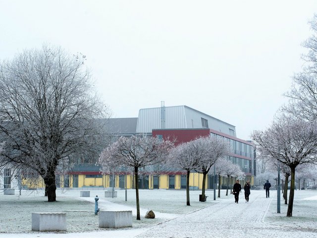 Blick auf den verschneiten BTU-Campus in Senftenberg.