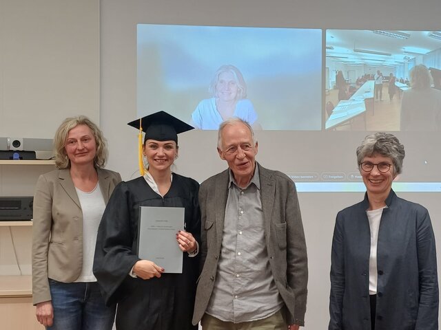 Das Foto zeigt die Doktorandin Enikö Schradi und die Promotionskommission. 