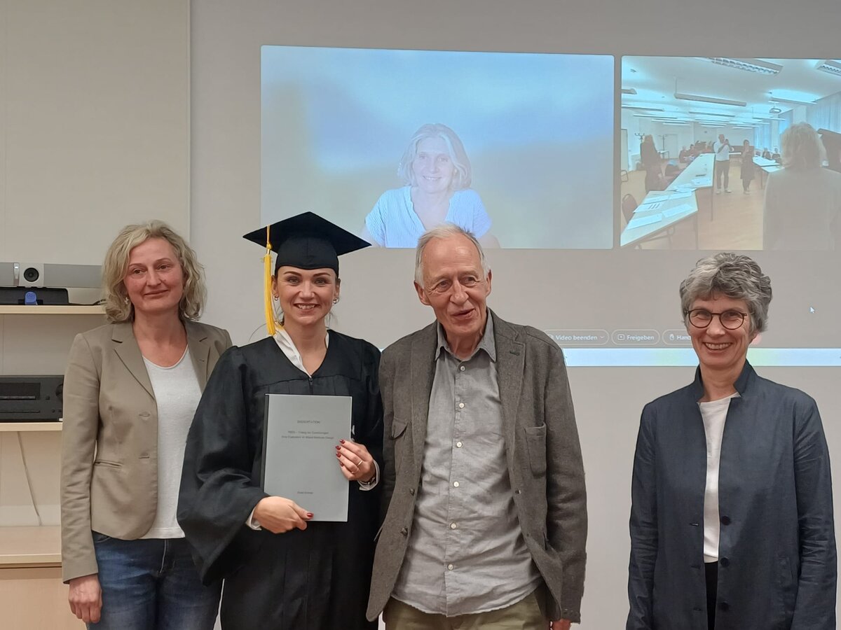 Das Foto zeigt die Doktorandin Enikö Schradi und die Promotionskommission. 
