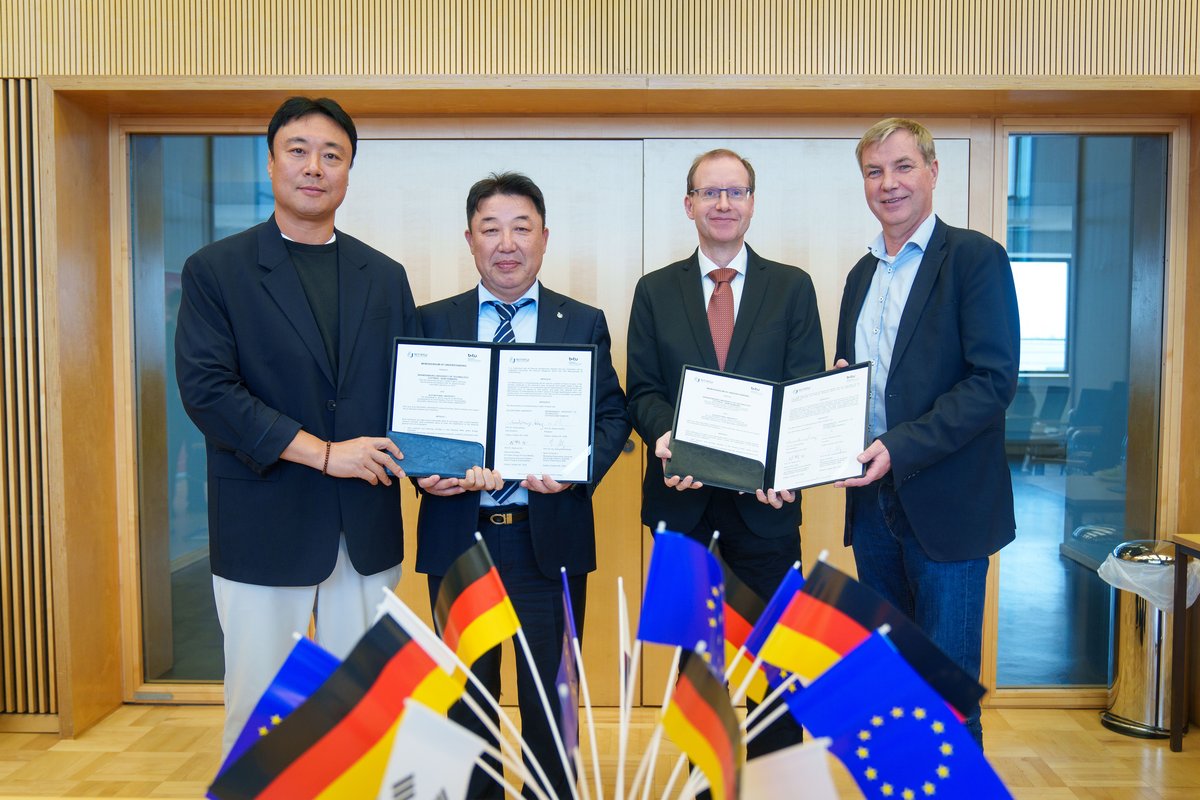 Vizepräsidenten und Professoren mit den unterzeichneten Vereinbarungen in der Hand