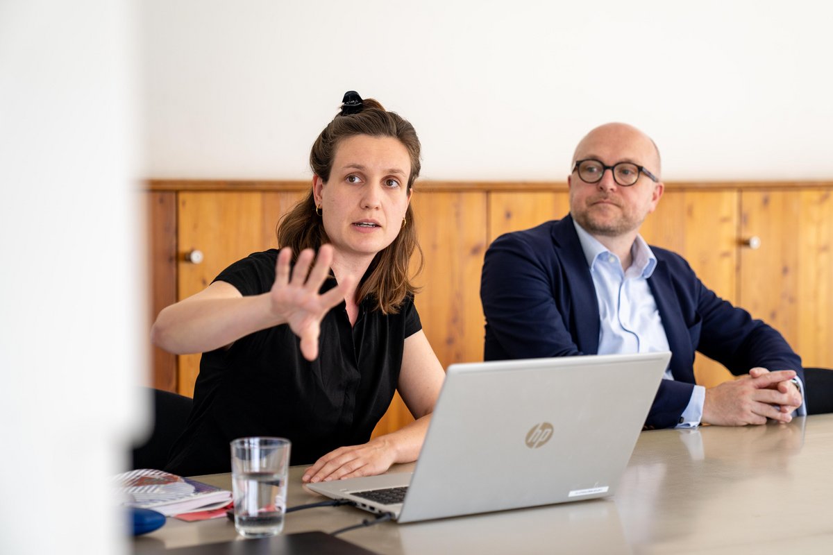 Susanne Dyhr neben dem Kanzler bei ihren Erläuterungen